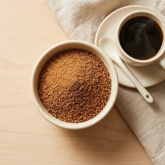 Zucchero di cocco naturale LEGÙ in una ciotola di ceramica accanto a una tazza di caffè fumante, perfetto per dolcificare in modo naturale e senza glutine.