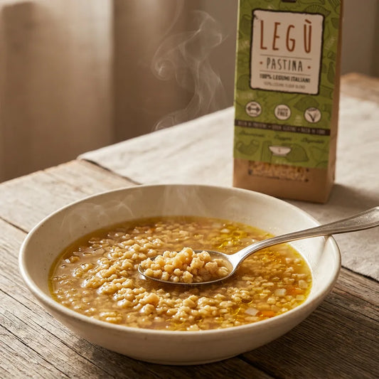 Ciotola di pastina 4 Legumi LEGÙ fumante con cucchiaio e confezione, nutriente pasta di legumi ricca di proteine vegetali e senza glutine.