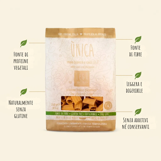 Infografica con confezione di Rustici Ùnica LEGÙ da mais bianco e ceci. Vengono evidenziati benefici: fonte di proteine vegetali, naturalmente senza glutine, fonte di fibre, leggera e digeribile, senza additivi né conservanti. Pasta di legumi italiana.