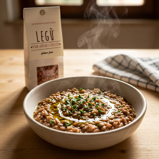 Ciopola di risone lenticchie rosse e grano saraceno fumante LEGÙ con erbe fresche, un pasto di legumi senza glutine e ricco di proteine vegetali.