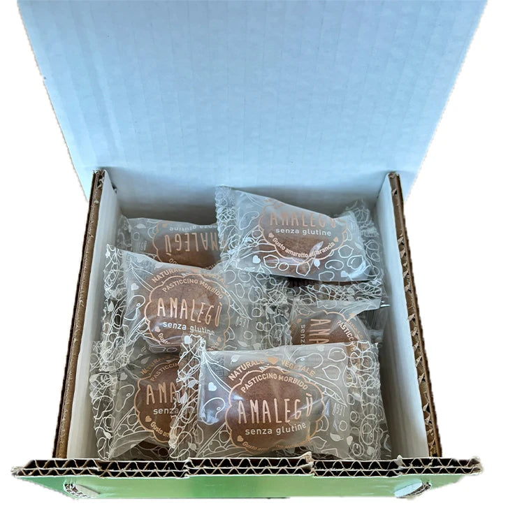 Pasticcini LEGÙ morbidi senza glutine nel loro pack, con gusto amaretto e arancia. Ideali per chi cerca dolcetti leggeri e proteici.