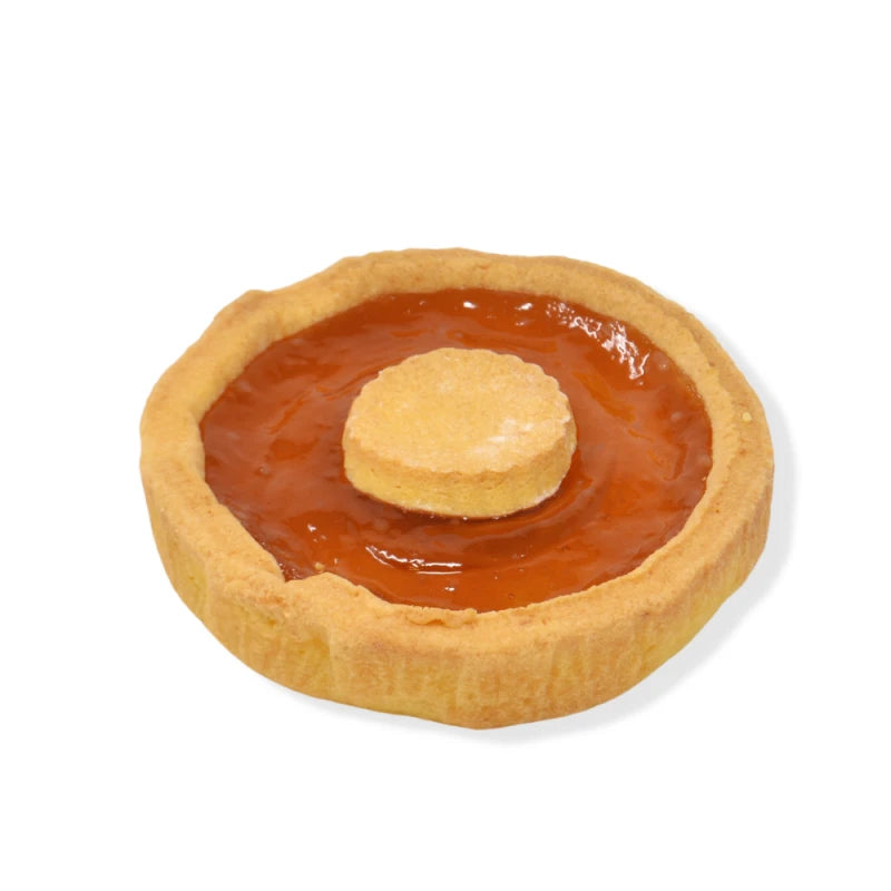 Crostatina all'albicocca LEGÙ: vista dall'alto, tortina rotonda con base dorata e ripieno di marmellata d'albicocca lucida, con un piccolo disco di pasta al centro.