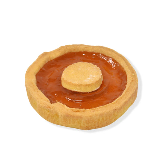 Crostatina all'albicocca LEGÙ: vista dall'alto, tortina rotonda con base dorata e ripieno di marmellata d'albicocca lucida, con un piccolo disco di pasta al centro.