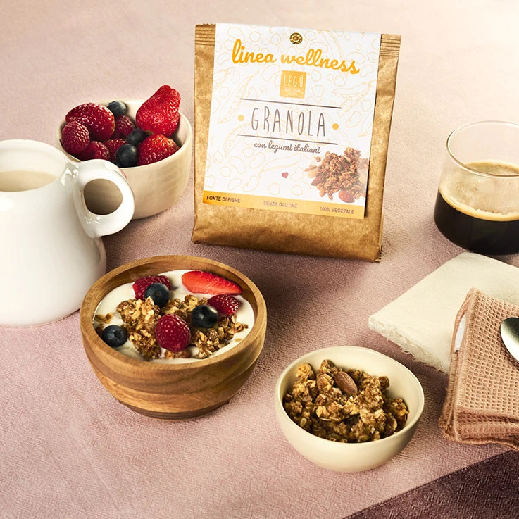 LEGÙ Granola di legumi italiani: una colazione sana con yogurt, frutti di bosco, latte e caffè. Senza glutine, fonte di fibre e 100% vegetale.