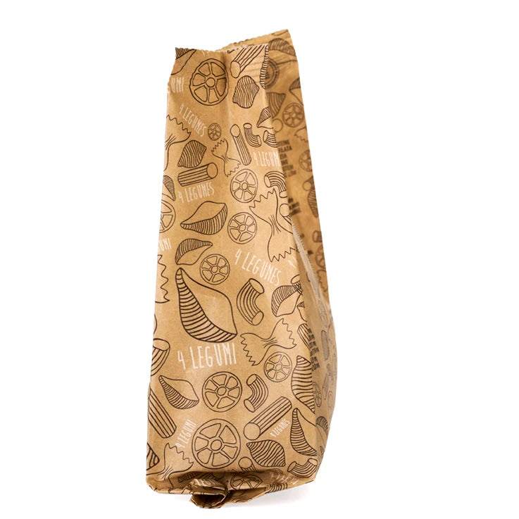 Packaging LEGÙ "Intrecci – 4 Legumi" su fondo bianco. Sacchetto di carta marrone con disegni di pasta e frasi "4 legumi".