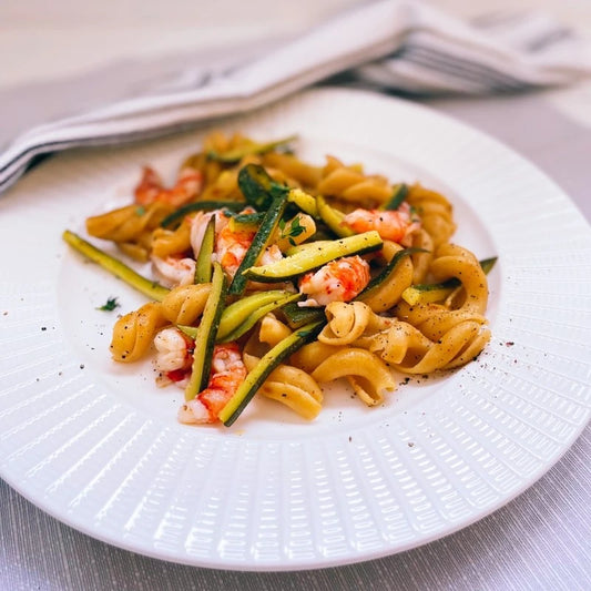 LEGÙ Trenzas ÚNICA: pasta de maíz y legumbres sin gluten con gambas y calabacín, un plato rico en proteínas vegetales.