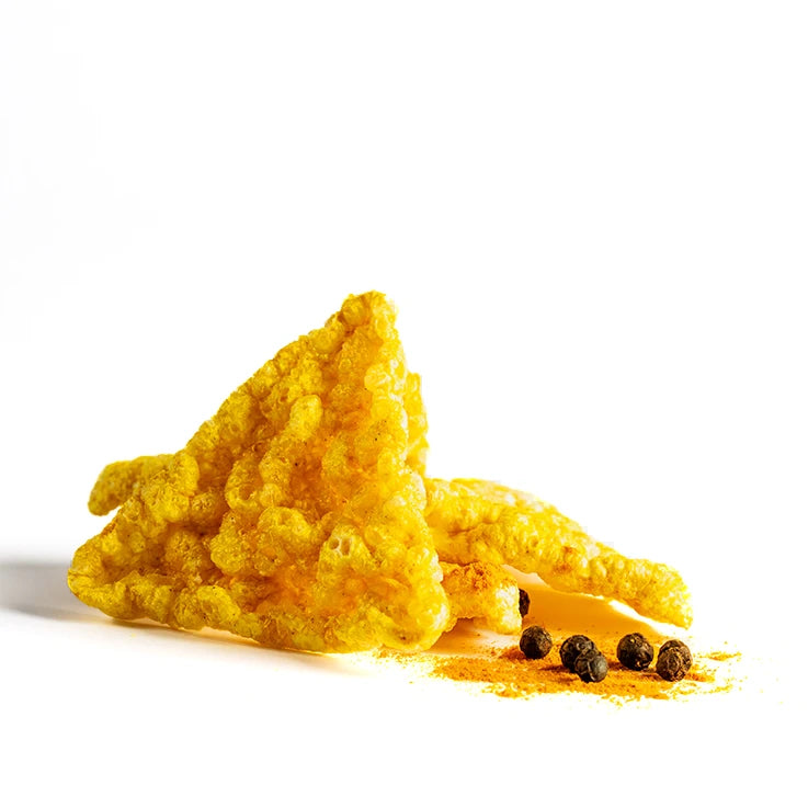 LEGÙ Triangoli Curcuma & Pepe, snack di legumi senza glutine ricco di proteine vegetali, con pepe nero, su sfondo bianco.