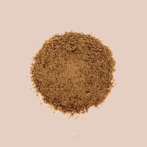 Una montagna di zucchero di cocco naturale LEGÙ marrone chiaro su sfondo rosa pallido, ideale per dolci.
