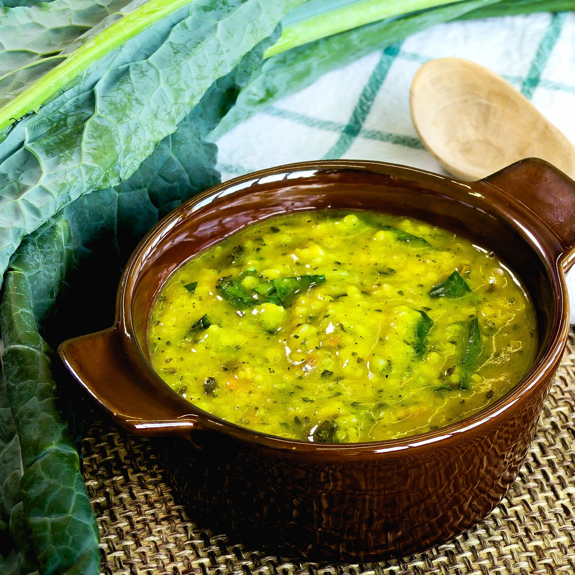 Piatto di Zuppa Saporita Bio LEGÙ con legumi decorticati, cavolo nero, spirulina e verdure. Un'ottima fonte di proteine vegetali, senza glutine.