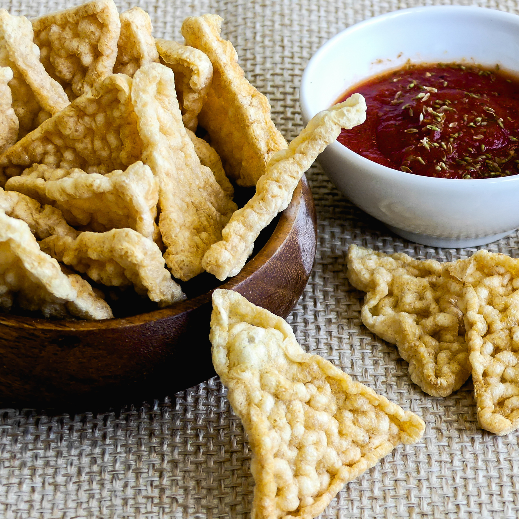 Triangoli Classici LEGÙ, gusto naturale, snack di legumi croccanti in ciotola con salsa con origano, fonte di proteine vegetali, senza glutine
